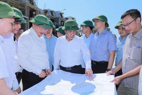Bí thư Tỉnh ủy Lê Đức Thái kiểm tra các dự án tồn đọng kéo dài tại phường Hạc Thành. Ảnh: Minh Hiếu.