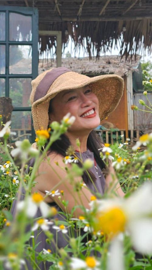 Sự thay đổi ấy cho thấy một Tú Oanh khác với hình ảnh tất bật của những năm tháng còn đứng trong biên chế nhà hát. Chị vẫn làm nghệ thuật, nhưng không còn đặt công việc lên trên tất cả.