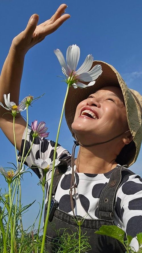 Sau nhiều năm dành phần lớn thời gian cho Nhà hát Tuổi trẻ, việc nghỉ hưu giúp nghệ sĩ Tú Oanh chủ động hơn với lịch trình cá nhân. Chị có thể lựa chọn những dự án phù hợp thay vì phải cân bằng giữa công việc sân khấu và những trách nhiệm khác trong cuộc sống.