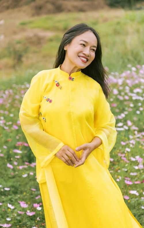 Ở hiện tại, nghệ sĩ Tú Oanh vẫn xuất hiện trên màn ảnh nhưng theo cách rất riêng: không ồn ào, không vội vàng. Những vai diễn của chị giống như chính con người ngoài đời - dung dị, có chiều sâu và đủ gần để khán giả bắt gặp đâu đó hình ảnh của những người phụ nữ trong cuộc sống thường ngày.