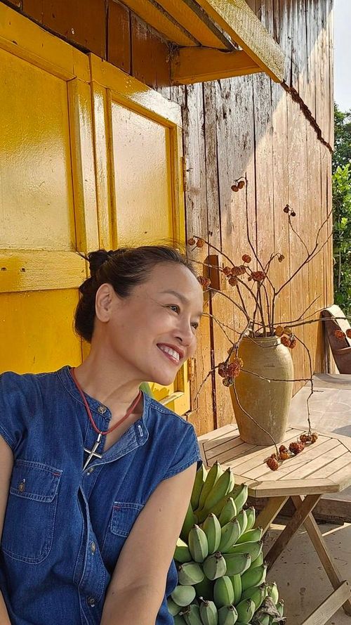 Ngoài nghệ thuật, Tú Oanh còn từng kinh doanh, trong đó có hệ thống quán cà phê tại Hà Nội và homestay ở Hội An. Đây cũng là cách để nữ nghệ sĩ có thêm một công việc riêng, đồng thời chủ động hơn về thời gian.