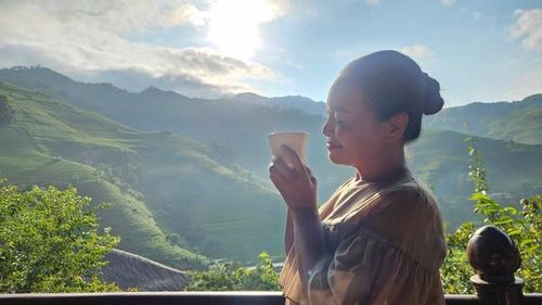 Trước khi xuất hiện trong bộ phim cổ trang được đầu tư công phu này, nghệ sĩ Tú Oanh cũng có nhiều vai diễn trên truyền hình và được khán giả yêu mến.