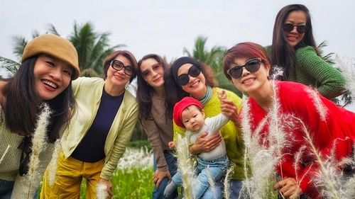 Một phần cuộc sống hiện tại của nghệ sĩ Tú Oanh còn gắn với những người bạn thân từng cùng hoạt động tại Nhà hát Tuổi trẻ như Lê Khanh, Ngọc Huyền, Ngọc Bích, Như Trang, Khánh Huyền... Nhóm bạn nhiều năm qua vẫn giữ mối quan hệ thân thiết. Họ gặp gỡ, trò chuyện, đi cà phê, đi du lịch và chia sẻ với nhau những câu chuyện trong cuộc sống. Khi nhiều người trong nhóm lần lượt nghỉ hưu hoặc chuyển sang những công việc khác, tình bạn ấy vẫn được duy trì.