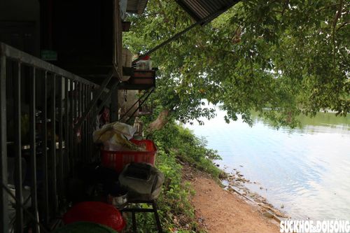 Sạt lở bờ sông bồ áp sát nhà của người dân phường Phong Thái. Ảnh: H.D.