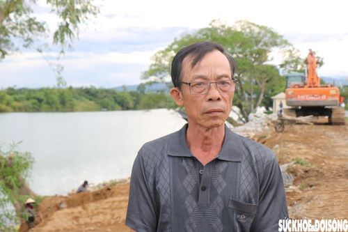 Ông Hoàng Văn Phú lo lắng trước tình trạng sạt lở bờ sông Bồ. Ảnh: H.D.