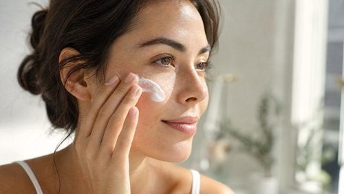 Dưỡng ẩm không trực tiếp "tái tạo" làn da theo nghĩa làm mới hoàn toàn các tế bào, nhưng có thể giúp duy trì môi trường thuận lợi để hàng rào da hoạt động tốt. Ảnh minh họa AI.