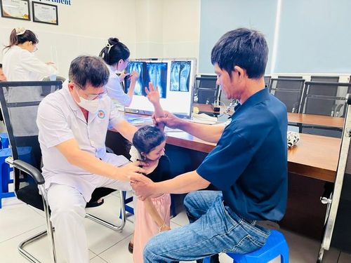 "Cô bé tí hon" được khám vẹo cột sống tại Bệnh viện Phục hồi chức năng - Điều trị bệnh nghề nghiệp TPHCM vào tháng 7/2026. Ảnh: Thùy Dương