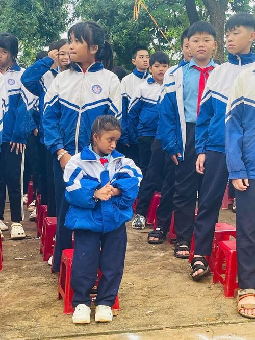 "Cô bé tí hon" cùng các bạn trong lễ chào cờ ở trường ngày 7/9/2026. Ảnh: Cô giáo chủ nhiệm cung cấp