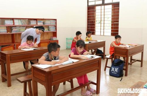 Nhiều em nhỏ ở mái ấm Nhân Ái được các sơ kèm học sau mỗi giờ học trên trường. Ảnh: Duy Ngọc.