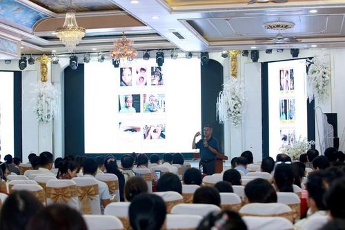 Bác sĩ Nguyễn Minh Công, giảng viên Trung tâm II, hướng dẫn cán bộ y tế nhận diện các dạng bệnh, tật thường gặp ở trẻ khuyết tật. ẢNH: V. Đồng