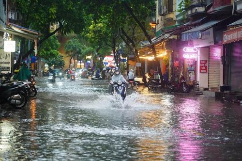 Cảnh báo Hà Nội mưa dông mạnh chiều tối nay. Ảnh: PV