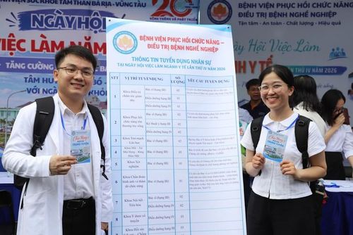 Các bác sĩ trẻ tham gia ứng tuyển tại ngày hội việc làm. Ảnh: P.Thương.