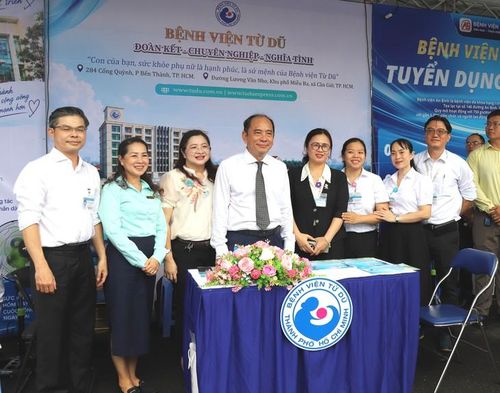 PGS.TS.BS Tăng Chí Thượng - Giám đốc Sở Y tế TPHCM thăm khu vực tuyển dụng của Bệnh viện Từ Dũ. Ảnh: P.Thương.