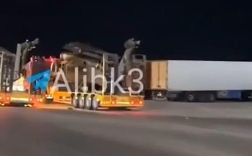 Một số video được đăng trên mạng xã hội ngày 9/9 cho thấy trực thăng đa dụng UH-60 Black Hawk được vận chuyển bằng xe tải trên đường, dường như trong quá trình sơ tán khỏi căn cứ Muwaffaq Salti. Ít nhất một chiếc được cho là đã bị hư hại, song chưa rõ thời điểm video được quay.