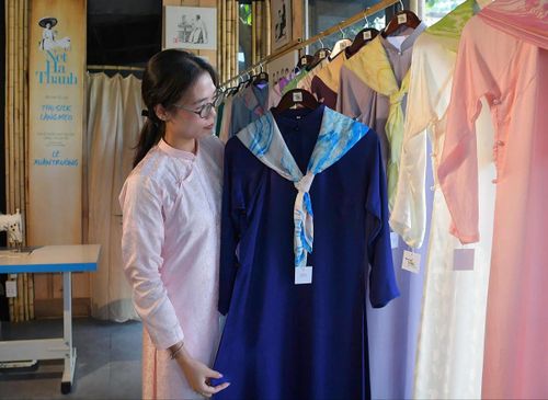 Các kiểu áo dài cho thấy những biến chuyển của thời trang qua từng giai đoạn