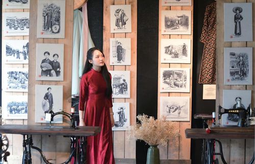 Không gian chương trình tái hiện những lát cắt Hà Nội truyền thống và hiện đại qua tà áo dài. 