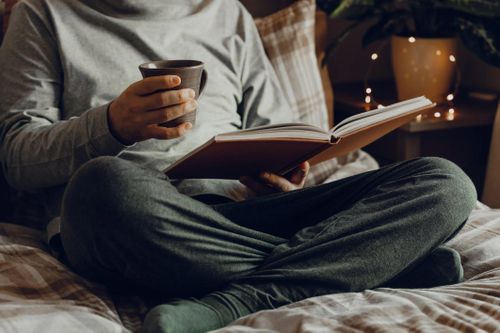  Buổi tối là thời điểm lý tưởng để đọc sách giúp thư giãn, giảm căng thẳng và tạo thói quen trước giờ ngủ. Ảnh: Magnific. 