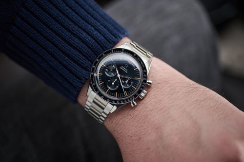 Ra mắt vào cuối năm 2024, First Omega in Space nhanh chóng trở thành mẫu được giới yêu đồng hồ ưa chuộng. Kích thước nhỏ gọn, mặt số xanh xám cùng các cọc số mang hiệu ứng giả cổ tạo nên tổng thể đặc trưng. Ảnh: Omega.