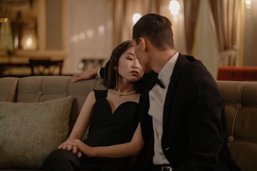 Một người ngoại tình có thể đột nhiên lạnh nhạt, nhưng cũng có thể đặc biệt quan tâm đến bạn đời. Ảnh: Cottonbro studio/Pexels.