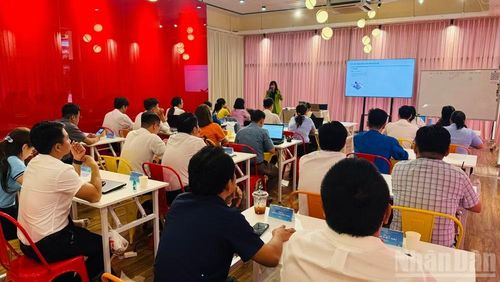 Mỗi cán bộ Mặt trận, đoàn viên, hội viên và lực lượng nòng cốt không chỉ tuyên truyền để người dân biết, mà còn phải trực tiếp hướng dẫn để người dân làm được.