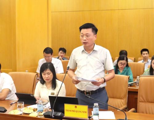 Các đại biểu góp ý vào Dự thảo Luật đất đai sửa đổi. (Ảnh: TRƯỜNG GIANG)