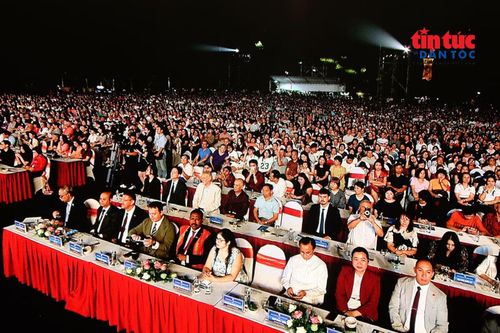 Đông đảo du khách đã có mặt tại Hoàng thành Thăng Long từ sớm để được hòa mình vào "Dòng chảy di sản".