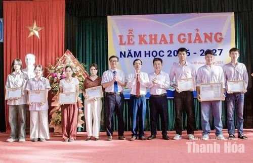Lãnh đạo xã Hoa Lộc và Ban Giám hiệu Trường THPT Hậu Lộc 1 trao thưởng cho học sinh có thành tích xuất sắc nhân dịp khai giảng năm học 2026-2027.