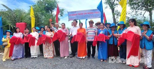 Các đại biểu thực hiện nghi thức cắt băng khánh thành cầu Mương Tiệm 2.