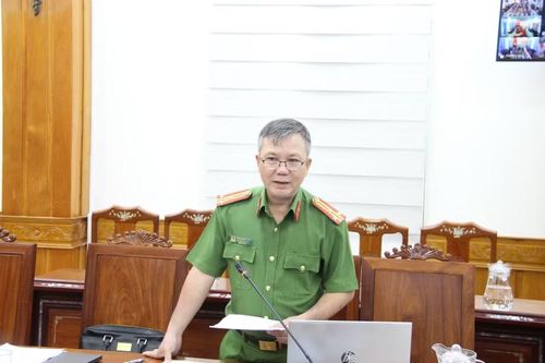  Thượng tá Nguyễn Hòa Bình - Phó Trưởng phòng Cảnh sát Quản lý hành chính về trật tự xã hội thuộc Công an tỉnh Gia Lai, báo cáo kết quả triển khai đối khớp cơ sở dữ liệu đất đai với cơ sở dữ liệu quốc gia về dân cư. Ảnh: Trọng Lợi 