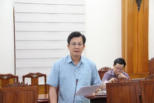  Ông Cao Thanh Thương - Giám đốc Sở Nông nghiệp và Môi trường nêu một số giải pháp để đẩy nhanh tiến độ làm giàu, làm sạch cơ sở dữ liệu quốc gia về đất đai trên địa bàn tỉnh trong thời gian tới. Ảnh: Trọng Lợi 