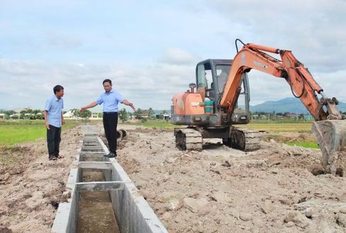 Từ sự gương mẫu của cán bộ, đảng viên, khoảng 450 hộ dân xã Ia Hiao đã tự nguyện hiến đất, vật kiến trúc mở rộng 30 tuyến đường tại 11 thôn, buôn, dài hơn 12,4 km. - Trong ảnh: Thi công một tuyến kênh mương nội đồng trên địa bàn xã Ia Hiao. Ảnh: H.Q
