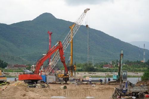 Thi công cầu vượt sông Côn thuộc cao tốc Quy Nhơn - Pleiku qua địa bàn xã Bình An. Ảnh: N.H