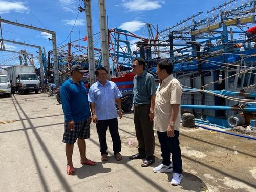 Cán bộ thôn An Quang Đông (xã Đề Gi) tuyên truyền, vận động ngư dân chấp hành các quy định về chống khai thác IUU. Ảnh: N.H