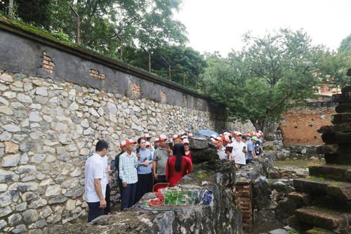 Du khách tham quan Di tích quốc gia đặc biệt Nhà tù Sơn La.