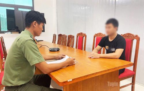 Công an xã Phú Lương làm việc với người thông tin sai sự thật, xúc phạm danh dự của tổ chức cá nhân trên mạng xã hội.