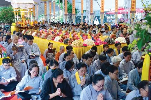 Nhiều người hay tin đã đến Công viên Lê Thị Riêng tưởng niệm, tham dự các khóa lễ do GHPGVN TP.HCM thực hiện - Ảnh: Văn Phúc