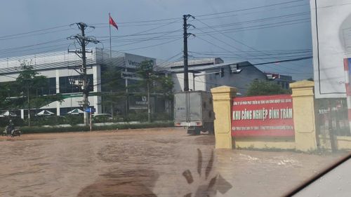 Nhiều tuyến đường trong KCN Đình Trám cũng bị ngập úng cục bộ.