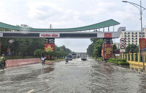 Đoạn ngập úng nằm ngay chân cầu vượt cao tốc Hà Nội - Bắc Giang gây khó khăn trong lưu thông.
