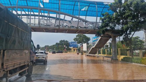 Quốc lộ 37, đoạn qua khu công nghiệp Đình Trám, tỉnh Bắc Ninh ngập úng cục bộ, gây khó khăn cho lưu thông.