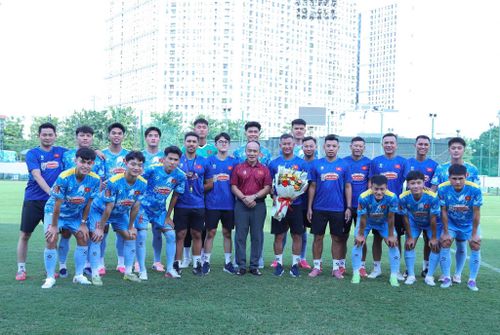 Tổng thư ký VFF Nguyễn Văn Phú (áo đỏ) chụp ảnh lưu niệm cùng thầy trò HLV Đinh Hồng Vinh trước giờ U23 Việt Nam lên đường sang Nhật Bản dự ASIAD 2026. Ảnh: VFF.