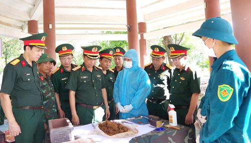 Lãnh đạo Quân khu 4 cùng đoàn công tác kiểm tra, động viên lực lượng lấy mẫu, số hóa thông tin và bàn giao mẫu hài cốt liệt sĩ tại Nghĩa trang Liệt sĩ quốc gia Đường 9. Ảnh: XUÂN DIỆN