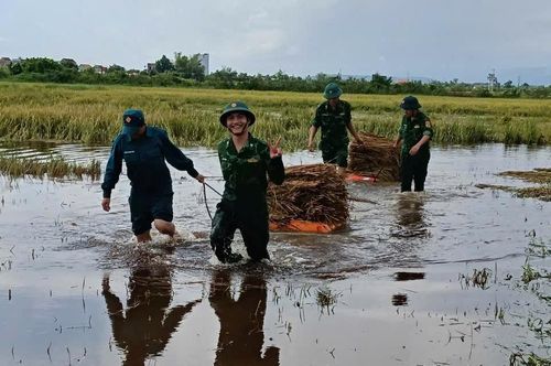Niềm vui của chiến sĩ khi giúp người dân