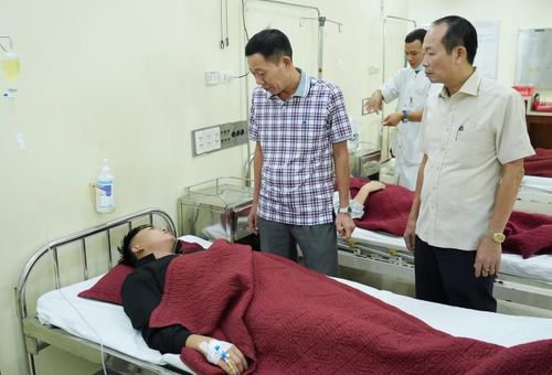 Lãnh đạo TP. Huế trực tiếp thăm hỏi bệnh nhân và yêu cầu bệnh viện tập trung tối đa nguồn lực cứu chữa, theo dõi sát diễn biến sức khỏe từng ca bệnh.