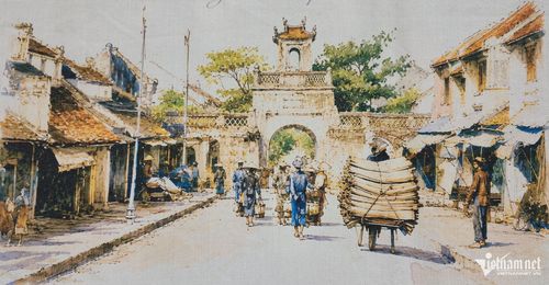 Phố Hàng Chiếu dài 276m, chạy từ cửa Ô Quan Chưởng đến ngã 4 Hàng Đường, Hàng Mã. Nơi đây nổi tiếng là trung tâm buôn bán chiếu cói truyền thống, mang đậm dấu ấn lịch sử bi hùng của cửa ô và từng là trung tâm chỉ huy trong những ngày đầu toàn quốc kháng chiến.