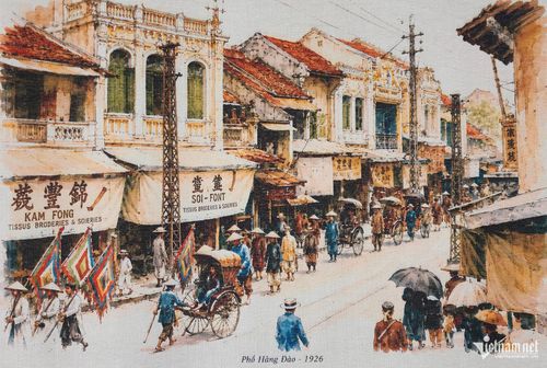 Phố Hàng Đào là một trong những tuyến phố cổ trung tâm của Hà Nội, nổi tiếng từ lâu đời là phố tơ lụa. Con phố dài khoảng 260m chạy dài theo hướng Bắc - Nam, nằm ngay phía Hồ Gươm và là trục chính của khu 36 phố phường