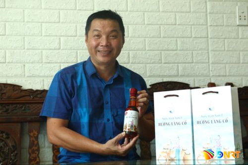 Ông Bùi Thanh Phú (phường Hải Vân) bên cạnh sản phẩm nước mắm “Hương làng cổ” của gia đình. Ảnh: NGỌC QUỐC