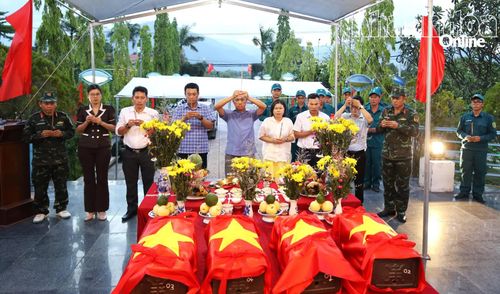 Lãnh đạo xã Vạn Ninh dâng hương các liệt sĩ sau khi được quy tập tại núi Hòn Chảo.