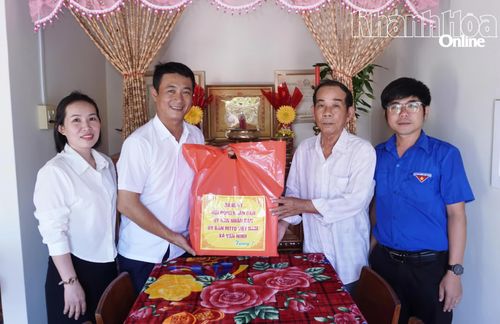 Lãnh đạo xã Vạn Ninh thăm gia đình chính sách tại thôn Phú Cang 2.
