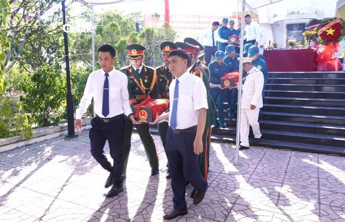 Lãnh đạo xã Vạn Ninh đưa tiễn các liệt sĩ về Nghĩa trang liệt sĩ Hòn Dung.