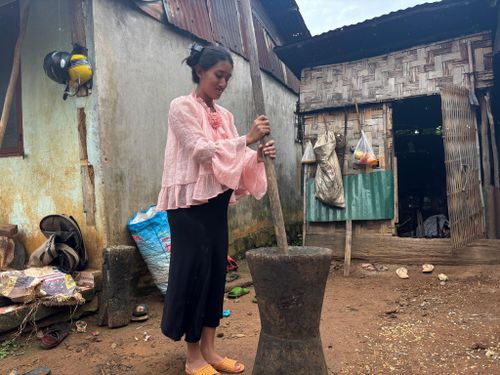 Chị Ka Ly giã gạo bằng bộ chày- cối cổ truyền